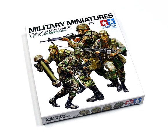 Склеиваемая модель Tamiya 135 Амер совр пехотинцы с М16А1, М203, М47 и М60 в атаке 4 фигуры