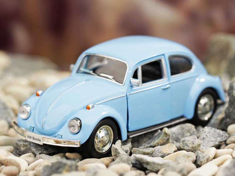 Машина Ideal 13039 Volkswagen Beetle блест метал фиолет