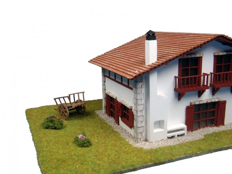 Сборная деревянная модель деревенского дома Artesania Latina Chalet kit de Caserío con carro, 172