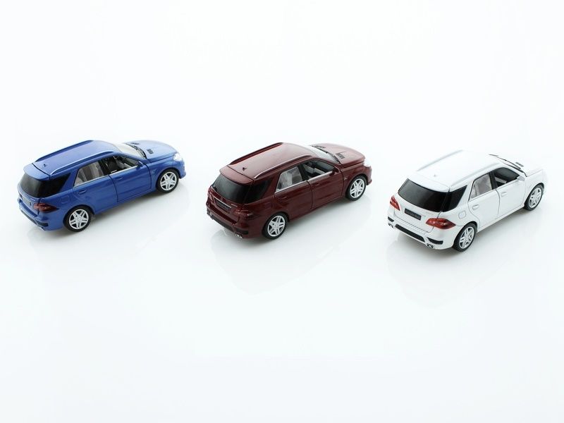 Машина 132 MercedesBenz ML63 AMG свет, звук, инерция 15см 112шт бк