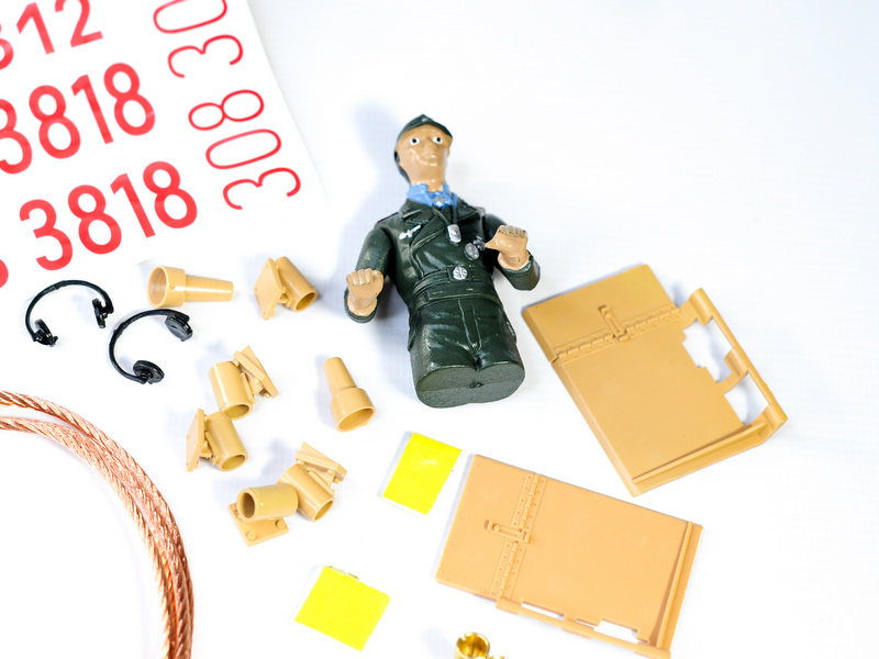 Набор наклеек и аксессуаров для танка Tiger 1 поздняя версия, пластиковое шасси, неокрашен