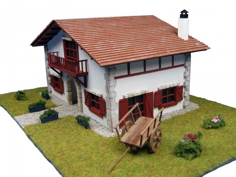 Сборная деревянная модель деревенского дома Artesania Latina Chalet kit de Caserío con carro, 172