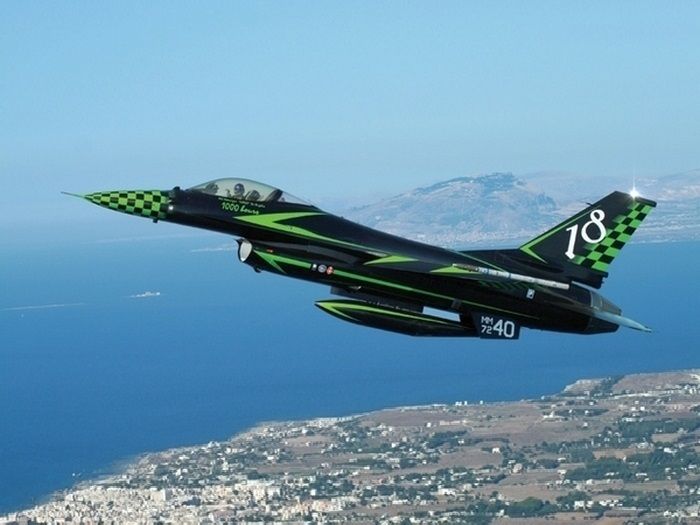 Сборная модель Самолет  F16 FIGHTING FALCON SPECIAL COLORS 148