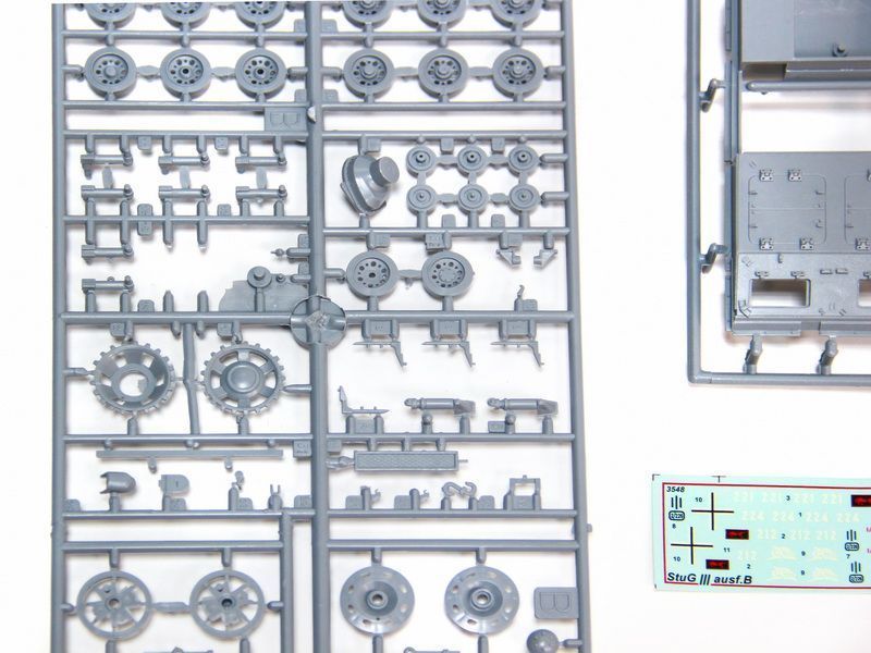 Сборная модель ZVEZDA Немецкое штурмовое орудие Штурмгешутц III StuGIII AusfB, 135