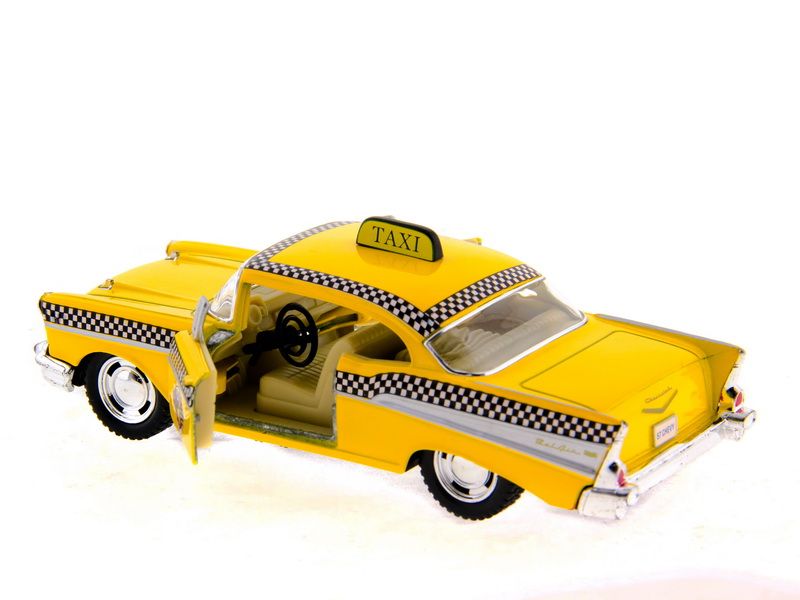 Машина Kinsmart 1957 Chevrolet Bel Air инерция 112шт 136 бк