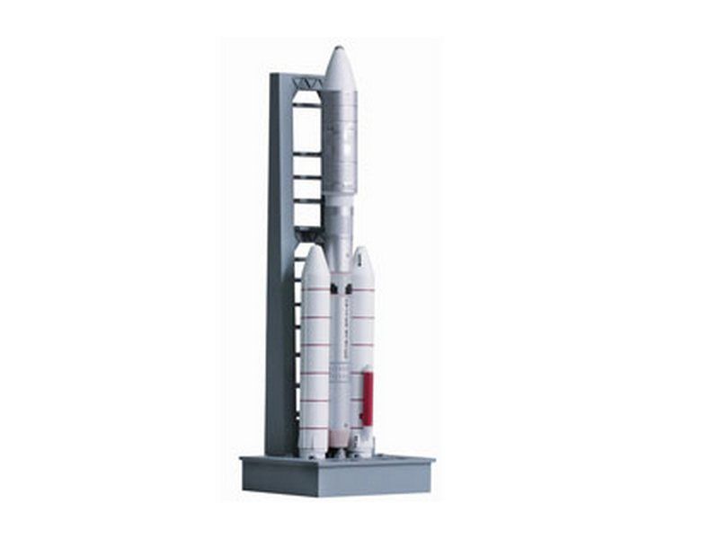 Сборная модель Космический аппарат TITAN IIIE wLAUNCH PAD SLC41  1400