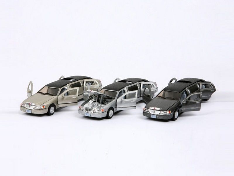 Машина Kinsmart Lincoln Town Car Stretch Limousine инерция 16шт 138 бк