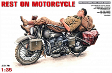 Сборная модель Мотоциклист на Отдыхе 135