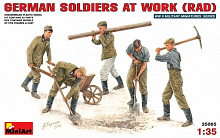 Сборная модель Немецкие  солдаты на работе RAD 135